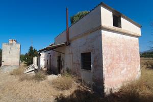 Casa rurale con capannoni