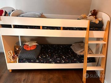 Letto a castello in legno con doghe . Perfetto