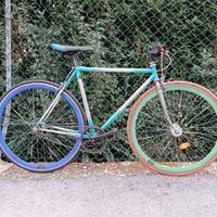 Bicicletta scatto fisso o single speed ragazzo