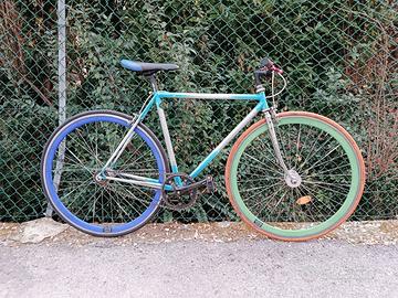 Bicicletta scatto fisso o single speed ragazzo