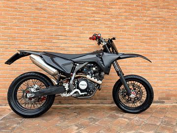 Splendida Fantic Motard 125 4 tempi, tenuta