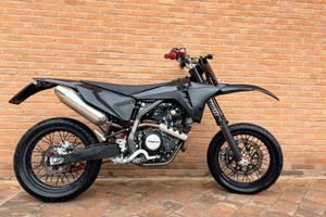 Splendida Fantic Motard 125 4 tempi, tenuta