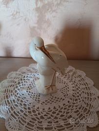 Vecchia statua in ceramica bianca di cicogna