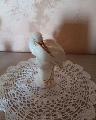 Vecchia statua in ceramica bianca di cicogna
