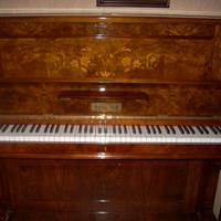 Pianoforte verticale antico in legno pregiato