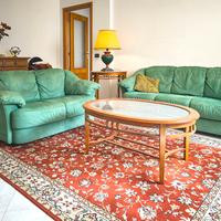 tavolo in legno con piano in vetro