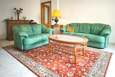 tavolo in legno con piano in vetro