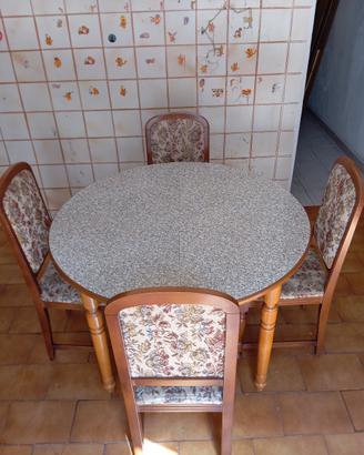 Tavolo cucina + 4 sedie 
