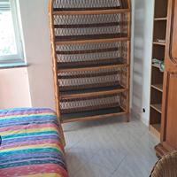 Libreria in vimini con ripiani in vetro