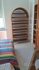 Libreria in vimini con ripiani in vetro