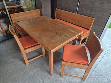 Panca ad angolo con tavolo e 2 sedie