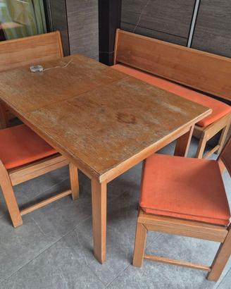 Panca ad angolo con tavolo e 2 sedie