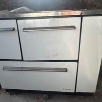 Stufa com cassetto porta legna