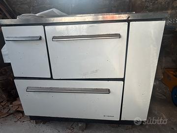 Stufa com cassetto porta legna