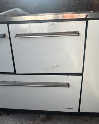 Stufa com cassetto porta legna