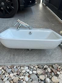 Lavabo con miscelatore e sifone