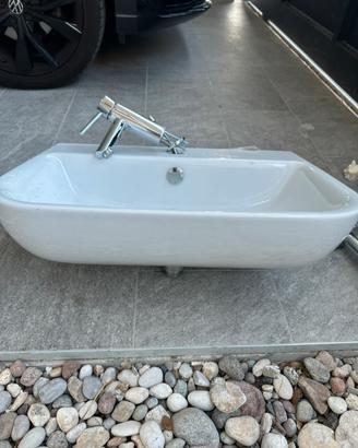 Lavabo con miscelatore e sifone
