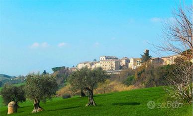 Casa indipendente fra le mure castellane