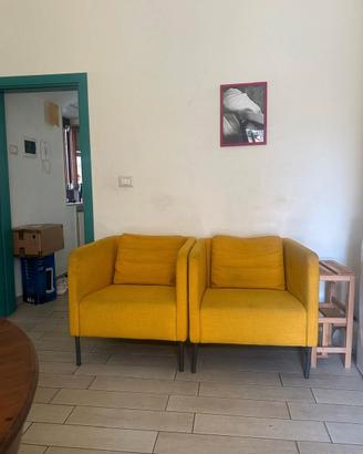 Coppia di poltrone giallo senape