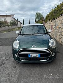 Mini Cooper D verde e bianca