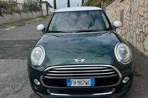Mini Cooper D verde e bianca