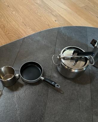 Set pentole e utensili da cucina in acciaio