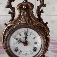 Elegante orologio da tavolo in ottone con carica m