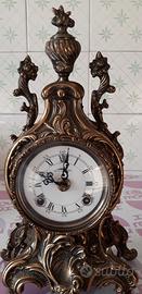 Elegante orologio da tavolo in ottone con carica m