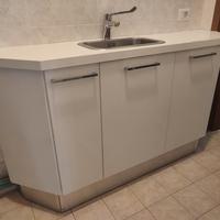 Mobile in legno con lavello centrale 