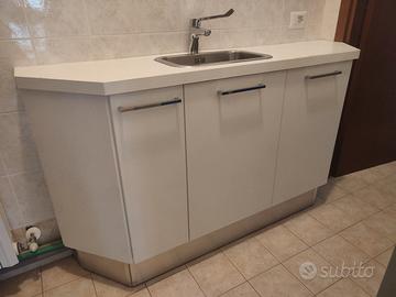 Mobile in legno con lavello centrale 