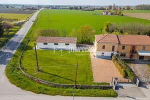 SOLUZIONE CON AMPIO GIARDINO E MAGAZZINO