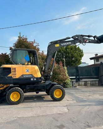E229 Escavatore gommato Volvo 50 q