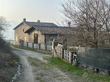 Rustico / Casale di 390 m² con più di 5 locali e b