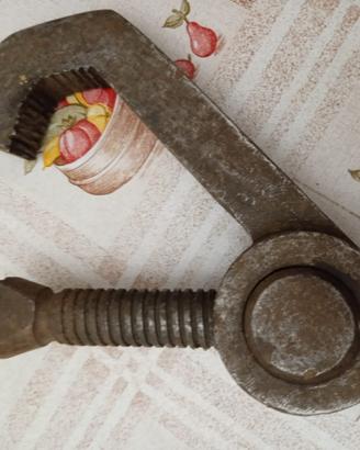 Antico utensile da lavoro in ferro