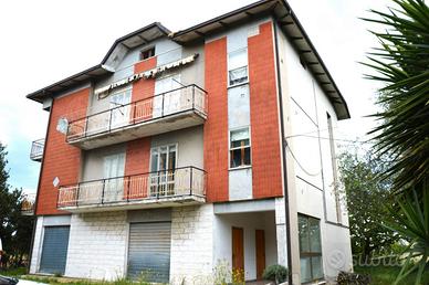 Casa con due appartamenti e corte