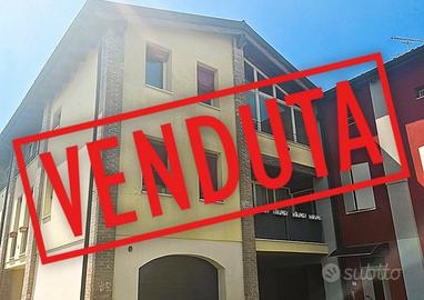 Attico bilocale luminoso con arredi e posto auto