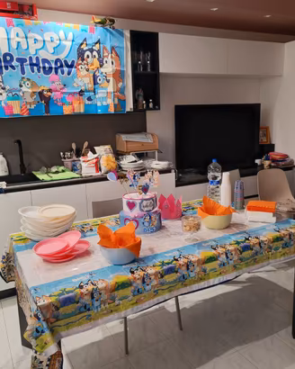Torta finta e addobbi compleanno Bluey