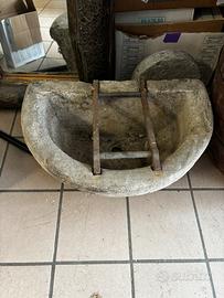 Lavandino mangiatoia in pietra