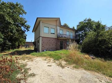Villa di 225 m² con più di 5 locali e box auto a C