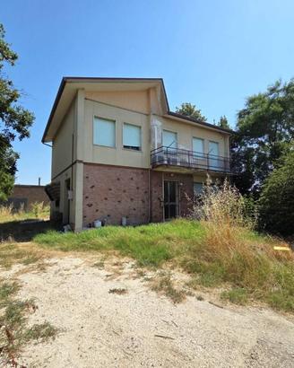 Villa di 225 m² con più di 5 locali e box auto a C