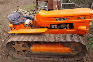 Trattore cingolato fiat 605 con aratro