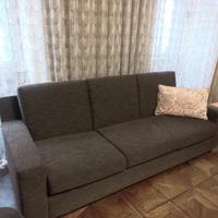 Divano tre posti color marrone