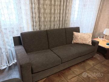 Divano tre posti color marrone