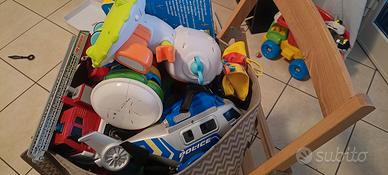 giocattoli assortiti 