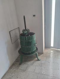 Torchio meccanico per lavorazione dell'uva 