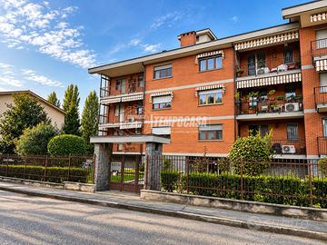 CINQUE LOCALI DISPOSTO SU UN UNICO LIVELLO CON BOX