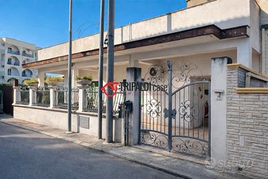 Villino indipendente con giardino su 3 lati mq230