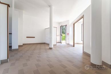 MOZZATE - LOCALE COMMERCIALE IN BUONA POSIZIONE