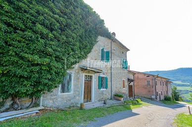 Porzione di casa in sasso a Baiso con terreno e st