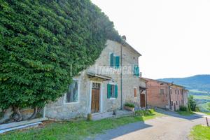 Porzione di casa in sasso a Baiso con terreno e st